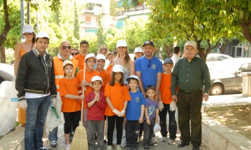 Η ομάδα εθελοντών που καθάρισε την πλατεία Σμύρνης