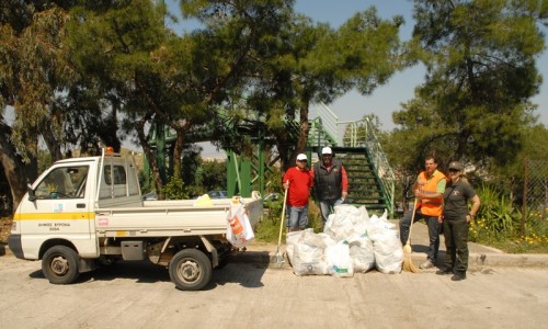 Αποκομιδή των απορριμμάτων που συγκεντρώθηκαν στην πεζογέφυρα Καρέα