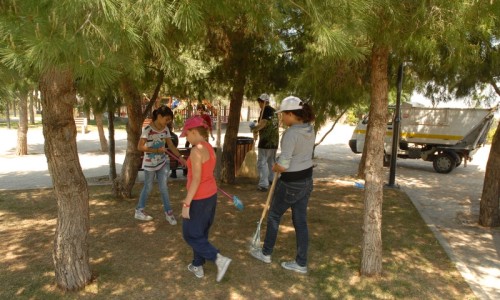 Οι εθελοντές καθαρίζουν τον πολυχώρο Κατερίνα Κουγιά στον Καρεά