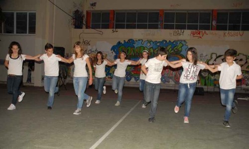 Παραδοσιακοί χοροί από το 6ο και 7ο Δημοτικό Σχολείο