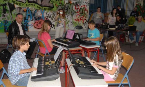 Μουσική παράσταση <i>Ταξίδι στο μαγικό κόσμο της μουσικής</i> από το 8ο Δημοτικό Σχολείο