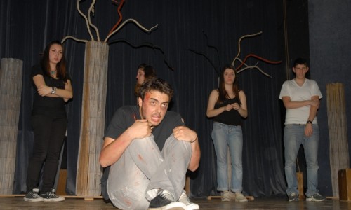 Από την παράσταση <i>D.N.A</i> - 1ο Λύκειο