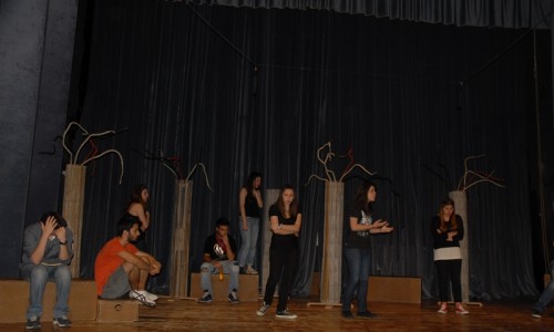 Από την παράσταση <i>D.N.A</i> - 1ο Λύκειο