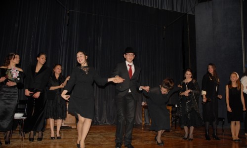 Από την παράσταση <i>Η τελετή</i> - 5ο Γυμνάσιο και 5ο Λύκειο