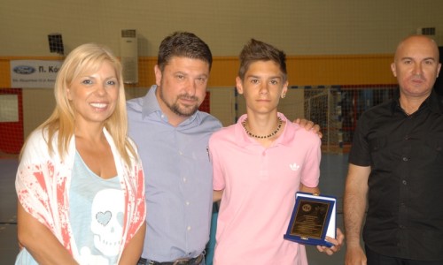 Ο Πρωταθλητής Ελλάδας 2012 στο Tae Kwo Do, Παναγιώτης Χάγιας, με τον Δήμαρχο Βύρωνα, Νίκο Χαρδαλιά, και την Πρόεδρο του ΟΠΑ, Πηνελόπη Δάφνη  