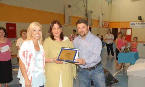 Η καθηγήτρια του 1ου Γυμνασίου Βύρωνα, Ματούλα Τζανετοπούλου, με τον Δήμαρχο Βύρωνα, Νίκο Χαρδαλιά, και την Πρόεδρο του ΟΠΑ, Πηνελόπη Δάφνη