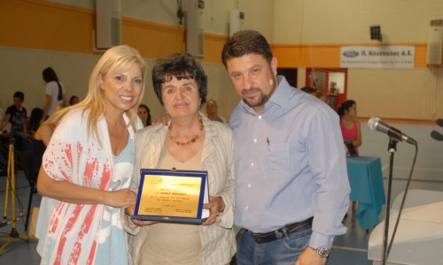 Η καθηγήτρια του 1ου Λυκείου Βύρωνα, Λουκία Αντωνίου, με τον Δήμαρχο Βύρωνα, Νίκο Χαρδαλιά, και την Πρόεδρο του ΟΠΑ, Πηνελόπη Δάφνη