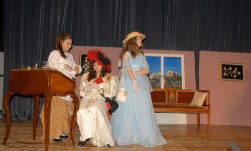 ενώ η ημέρα «έκλεισε» με την παράσταση των μαθητών των 5ου και 11ου Δημοτικού, <i>O θάνατος του Περικλή</i> του Δημήτρη Κορομηλά. 