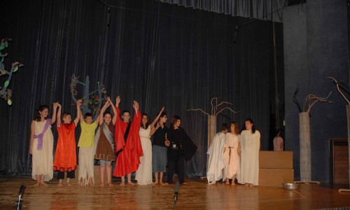 Την Τρίτη 8 Μαΐου, το πρόγραμμα ξεκίνησε με την <i>Ειρήνη</i> του Αριστοφάνη από τους μαθητές του 3ου Δημοτικού. 