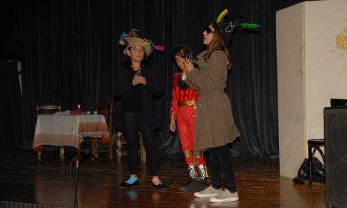 Ακολούθησαν οι μαθητές του 1ου Δημοτικού που παρουσίασαν το έργο του Χάρη Σακελλαρίου <i>Ένα τρελό τρελούτσικο ρομποτάκι</i>. 