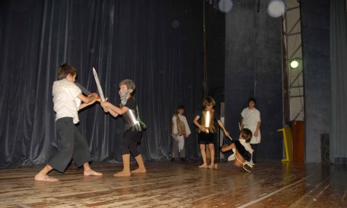 οι μαθητές των 5ου και 11ου Δημοτικών, που «ανέβασαν» το έργο <i>Βελλερεφόντης</i>. 