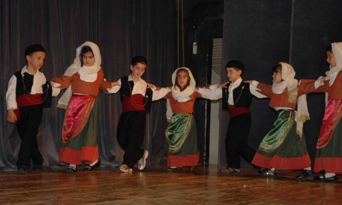 παραδοσιακούς χορούς.  