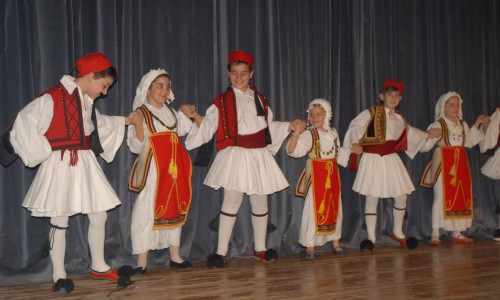 παρουσίασαν παραδοσιακούς χορούς από όλη την Ελλάδα. 