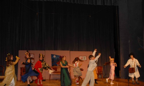 Την Παρασκευή 11 Μαΐου οι μαθητές των 5ου και 11ου Δημοτικών παρουσίασαν τα έργα του Χάρη Σακελλαρίου <i>Μάγια και Βότανα</i> και…