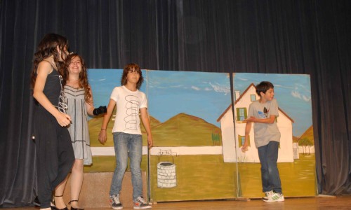 Στη συνέχεια, οι μαθητές του 9ου Δημοτικού «ζωντάνεψαν» την <i>Ντενεκεδούπολη</i> της Ευγενίας Φακίνου, 