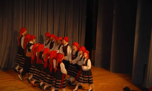 ενώ παραδοσιακούς χορούς παρουσίασαν οι μαθητές του 6ου και 7ου Δημοτικού. 