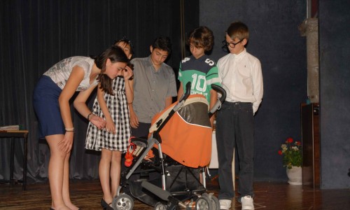 Το Σάββατο 12 Μαΐου, το πρόγραμμα του Παιδικού Φεστιβάλ «άνοιξαν» οι μαθητές του 16ου Δημοτικού, με την παράσταση <i>Να πως φτάσαμε στην κρίση</i>. 