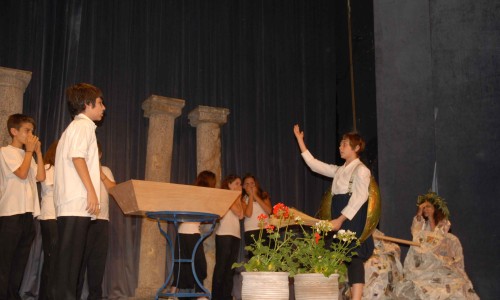 Τη «σκυτάλη» πήραν οι μαθητές του 8ου Δημοτικού, με μία μεταμοντέρνα διασκευή της <i>Ειρήνης</i> από τον Γ. Ανδρουλάκη. 