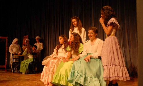 ενώ η μέρα τελείωσε με το έργο του Αλέξανδρου Ρίζου Ραγκαβή <i>Του κουτρούλη ο γάμος</i> από τους μαθητές του Γυμνασίου και Λυκείου Καρέα. 