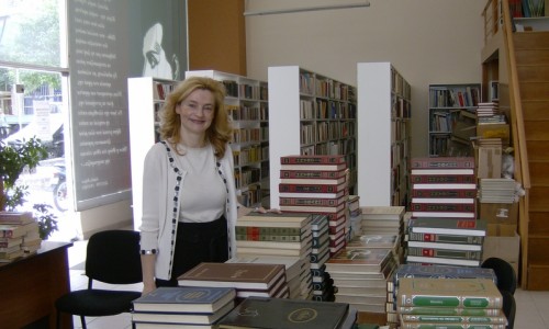 Η Αντιδήμαρχος Παιδείας και Πρόεδρος της Δημοτικής Βιβλιοθήκης Τζένη Παυλάκου-Παναγιωτοπούλου με τα βιβλία που είναι έτοιμα για αποστολή σε 6 Δημοτικά σχολεία του Βύρωνα