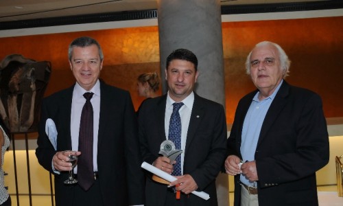 O Πρόεδρος του Δ.Σ. του Ecocity Θάνος Ζαφειρόπουλος, ο Δήμαρχος Βύρωνα Νίκος Χαρδαλιάς και ο Αντιπρόεδρος του Δ.Σ. του Ecocity και Διευθυντής του Ινστιτούτου Ερευνών Περιβάλλοντος και Βιώσιμης Ανάπτυξης, Μιχάλης Πετράκης.  