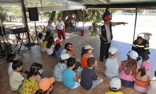 Οι εθελοντές δασοπυροσβέστες και ο Συντονιστής Προγραμμάτων του ΣΠΑΥ Βασικής Νομικός 