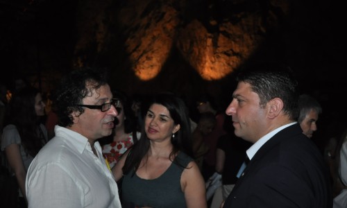 Ο σκηνοθέτης της παράστασης Θέμης Μουμουλίδης, η ηθοποιός ¶ννα Κουρη και ο Δήμαρχος Βύρωνα Νίκος Χαρδαλιάς