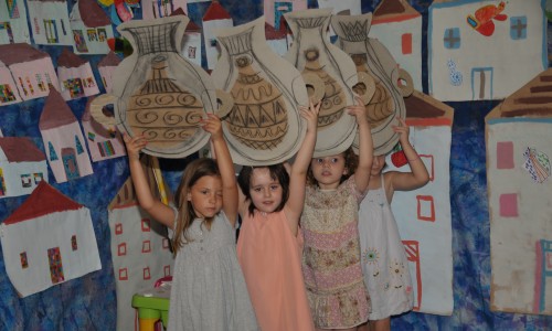 Τη θεατρική παράσταση «Το χωριό μας το Καλωσόρισες» παρουσίασαν τα παιδιά του 1ου ΔΠΣ.