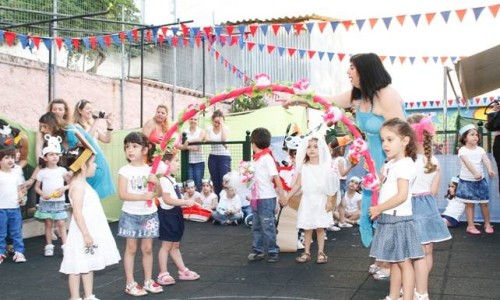 Στη Δόμνα Σαμίου ήταν αφιερωμένη η καλοκαιρινή γιορτή του 5ου Παιδικού Σταθμού. 