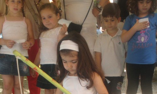 Τα παιδιά του 9ου ΔΠΣ παρουσίασαν μουσικο-κινητικά παιχνίδια και χορογραφίες.