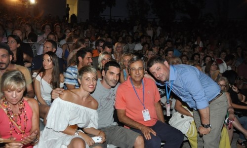 Οι Δήμαρχοι Βύρωνα Νίκος Χαρδαλιάς και Δάφνης - Υμηττού Μιχαήλ Σταυριανουδάκης μαζί με τον Χριστόφορο Παπακαλιάτη και την Ελεονώρα Μελέτη.