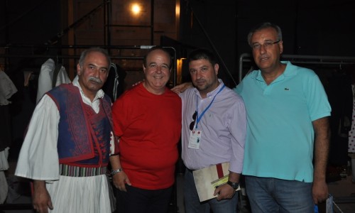 Οι Δήμαρχοι Βύρωνα Νίκος Χαρδαλιάς και Δάφνης - Υμηττού Μιχαήλ Σταυριανουδάκης με τους πρωταγωνιστές της παράστασης Παύλο Χαϊκάλη και Δημήτρη Μαυρόπουλο.