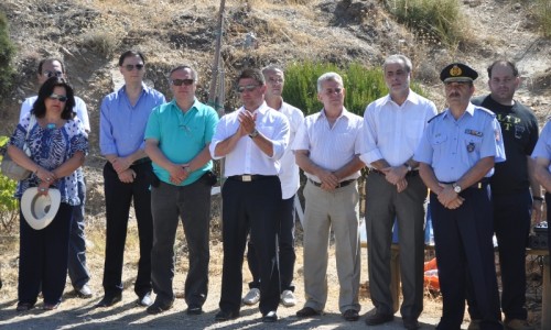 Από αριστερά: Η βουλευτής Χ. Καφαντάρη, ο Δημοτικός Σύμβουλος Βύρωνα Α. Σωτηρόπουλος, ο Αντιδήμαρχος Βύρωνα Χ. Γώγος, ο Πρόεδρος του ΣΠΑY, Δήμαρχος Βύρωνα Ν. Χαρδαλιάς, o Δήμαρχος Καισαριανής Α. Καμπάκας, ο Δήμαρχος Ηλιούπολης Β. Βαλασόπουλος και  ο Υποστράτηγος Γ. Μαρματάκης. 