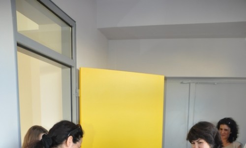 Στιγμιότυπο από τα εγκαίνια του Γυμνασίου. Ο Δήμαρχος Βύρωνα Νίκος Χαρδαλιάς εξηγεί στους μικρούς μαθητές τα οφέλη του βιοκλιματικού σχολείου