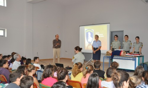 Οι μαθητές του Γυμνασίου Καρέα παρακολούθησαν με ενδιαφέρον το σεμινάριο, το οποίο προλόγησε η επισμηναγός της ΣΑΝ κυρία Ζηκολάρη