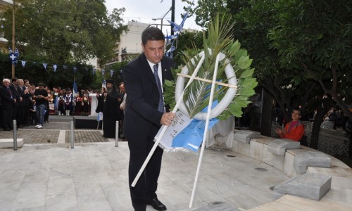 Ο Δήμαρχος Βύρωνα Νίκος Χαρδαλιάς καταθέτει στεφάνι στο Μνημείο Εθνικής Αντιστάσεως.