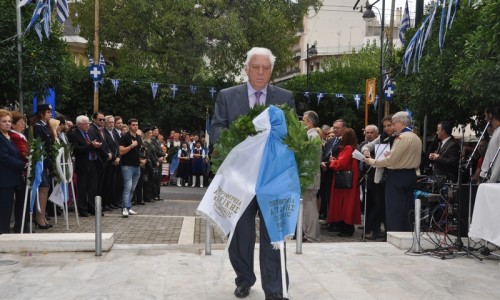 Ο εκπρόσωπος της Περιφέρειας Ιάκωβος Προμπονάς καταθέτει στεφάνι.