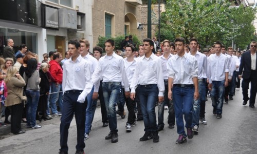 Στιγμιότυπο από τη μαθητική παρέλαση. 