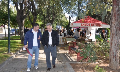 Ο Δήμαρχος Βύρωνα Νίκος Χαρδαλιάς «ξεναγεί» στο «Χωριό Παραγωγών» τον Δήμαρχο Ελληνικού-Αργυρούπολης Χρήστο Κορτζίδη