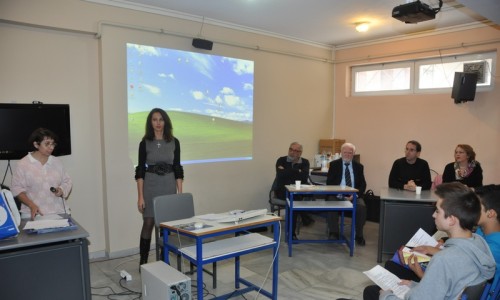 Η διευθύντρια του 1ου Λυκείου, Σ. Γασπαρινάτου, η Αντιδήμαρχος Δημοσίων Σχέσεων και Εθιμοτυπίας και υπεύθυνη της οργάνωσης από πλευράς δήμου, Ι. Κιούπη και οι ομιλητές, Α. Αθανασάκης, Ν. Κατσαρός, Κ. Καλαχάνης και Β. Ιγγλέση