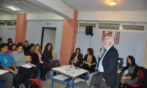 Ο κεντρικός ομιλητής, δρ. Νίκος Κατσαρός, εξηγεί στους μαθητές τα συστατικά των τροφών και την επίδρασή τους