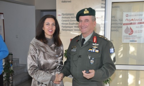 Ο υποδιοικητής του στρατοπέδου ΑΣΔΕΝ, Ι. Βελεγράκης, με την Αντιδήμαρχο Δημοσίων Σχέσεων και Εθιμοτυπίας, Ι. Κιούπη