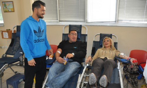 Η πρόεδρος της Δόξας Βύρωνα, Μ. Μαρινέρη, με τον πρώην πρόεδρο του σωματείου, Π. Χολέβα και τον ποδοσφαιριστή Α. Ζαφειράκη 