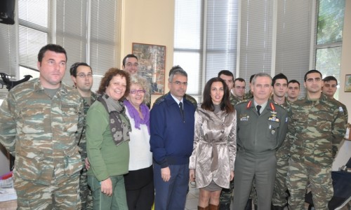 Ο διοικητής της ΥΠΗΔ, Κ. Κλενιάτης. η Αντιδήμαρχος Δημοσίων Σχέσεων, Ι. Κιούπη, ο υποδιοικητής του στρατοπέδου ΑΣΔΕΝ, Ι. Βελεγράκης, με συμμετέχοντες στην αιμοδοσία και εργαζόμενους της Διεύθυνσης Υγείας και Κοινωνικής Πολιτικής