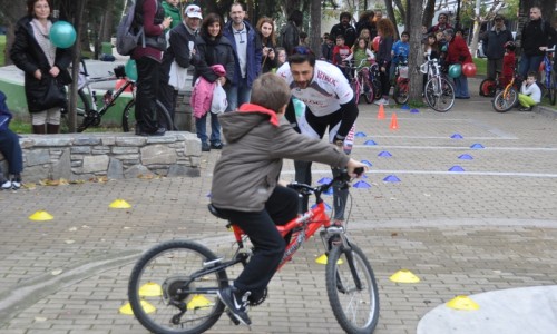 Ο Ολυμπιονίκης Γιώργος Χειμωνέτος δίνει συμβουλές στους μικρούς ποδηλάτες