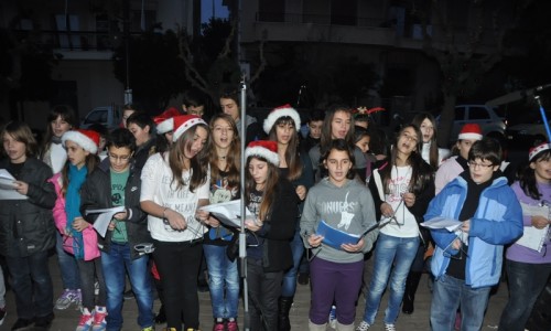 Χριστουγεννιάτικες μελωδίες από τη χορωδία του 8ου Δημοτικού Σχολείου