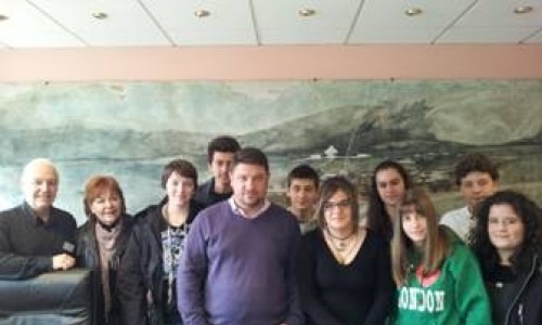 Ο Δήμαρχος Βύρωνα Νίκος Χαρδαλιάς με την ομάδα των μαθητών του 3ου Γυμνασίου Βύρωνα που συμμετέχει στη φετινή εκστρατεία «Ecomobility 2012-2013».