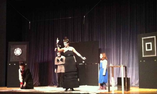 Στις αρχές Μαρτίου ήταν η σειρά της «Αλίκης στη Χώρα των θαυμάτων» 