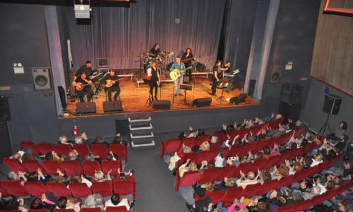 Με τραγούδια από το λαϊκό έργο του Σταύρου Ξαρχάκου έριξαν «αυλαία» οι «Βραδιές Πολιτισμού».