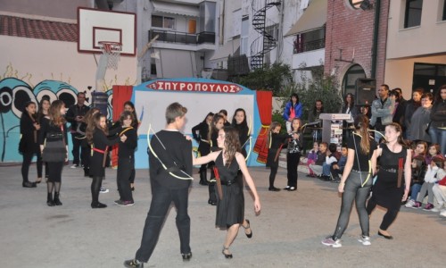 Το 8ο Δημοτικό μάς «ταξίδεψε», μέσα από το χορό, στην Ελλάδα αλλά και τη Λατινική Αμερική. 